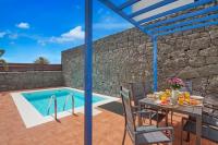 Villa María del Mar 2 Minutes to supermarkets, 10 minutes to Marina Rubicón, Pool, High Speed WiFi - Chambres d’hôtes Playa Blanca