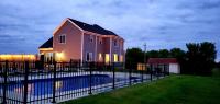 Home for 21 Near Ark - Ensuite Bathrooms - with Pool! - Bed and Breakfast Williamstown