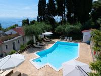 Olive Grove Poolside Apartments - B&B