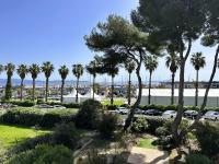 Le Palm, appartement climatisé pour 4 personnes avec vue mer et piscine sur le Port d'Hyères - Chambres d'hôtes Hyères