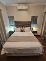 Habitación con cama grande