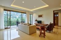 Chamomile Hill View Villa 6 bedrooms with a private swimming pool and movie room - B&B Bandung