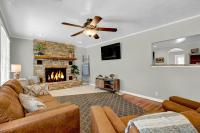 Bell Haus - Jacuzzi Tub Fire Pit Walk to Main St - B&B Fredericksburg