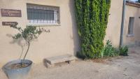 Gîte La Genestière au milieu des vignes, piscine partagée - B&B Mazan