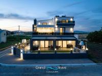 Grand Wave Luxury Suites - Bed and Breakfast Néa Flogitá