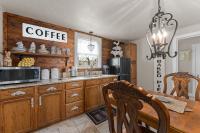 The Coop and Roost - Hot Tub & Cowboy Pool - B&B Fredericksburg