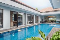 Kirei mountain view villa 7 bedrooms with a private swimming pool and a fussball - B&B Bandung