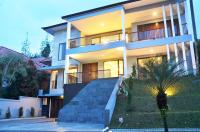 Kirei Mountain View Villa 7 Bedrooms With a Private Swimming Pool - B&B Bandung