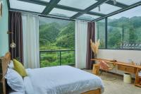 Zimmer mit Kingsize-Bett und Balkon