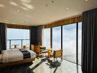 Zimmer mit Kingsize-Bett und Bergblick