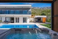 Villa Hill with private 32sqm heated pool and hydro-massage, 4 en-suite bedrooms, 200m from the sandy beach - B&B Duće