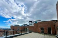 Entire Prestige Apartment in Poole Quay - Free Parking, Fast WiFi, Smart TV & Netflix - B&B