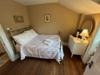 Double Room with Shared Shower and Bath