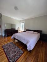 Habitación con cama grande