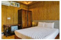 Zimmer mit Kingsize-Bett und Gartenblick. 