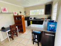 Homey Flatlet in beacon bay - B&B