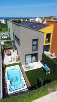 "CASA BELLA VITA" with large SPA and counter-current swimming near the beach! - B&B Parenzo