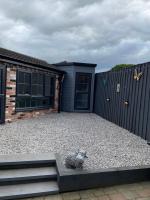 Cosy Jungle Cabin With Bathroom - B&B Bircotes