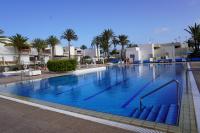 Primavera Tranquil Retreat 2-Bedroom Apartment with Balcony, Garden View & Fiber WiFi - Chambres d'hôtes Arona