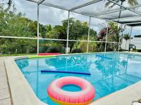 4BR Villa Poolside escape Lush garden views - B&B Sunrise
