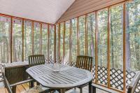 Cabin with Deck and Screened-In Porch in New Market! - Bed and Breakfast New Market