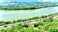 Spacious 4 bedroom Overlooking River - B&B
