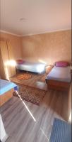 Dreibettzimmer mit Gartenblick