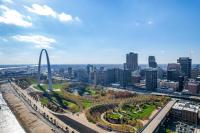 Chic Riverfront Loft - Fitness Center - Walk to Arch, Conventions - Bed and Breakfast Saint Louis