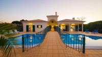 Exceptional Villa with Pool, Tennis Court, Games Room - Chambres d'hôtes Quarteira