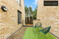 Dollis Valley 3Bedroom House Sleeps 8 in London With FREE PARKING By Maison Christo Property Short Lets & Serviced Accommodation - Ferienwohnung Barnet