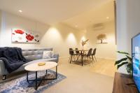 2BR apt pool gym balcony at William st MEL CBD - B&B Melbourne