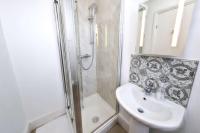 Dreibettzimmer mit Dusche