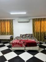 LARGE M BEDROOM Attached Bathroom with Terrace Access in a villa Sharjah - Chambres d’hôtes Charjah