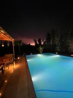 Al Nakheel - Ferme Spacieuse avec Grande Piscine Privée et Espace Vert - B&B