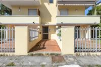 Comfy Apartment With private parking near the Beach! - B&B