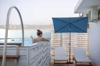 City Apartment with heated rooftop Pool - Chambres d’hôtes Chionáto