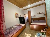 Ramo's Charming Studio Apartment with Sunlit Veranda - 1st - B&B Vlorë