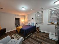 Cute + Cozy Studio at The Inman - 207 - Ferienwohnung Champaign