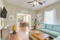 1/2 Mi to Seawall! Family Home w/ Furnished Patio - Chambres d'hôtes Galveston