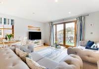 Number Six The Creekside - Bed and Breakfast
