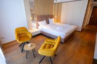 Zimmer mit Kingsize-Bett und Seeblick