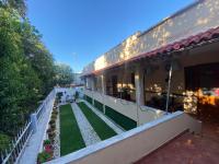 Ramo's Charming Studio Apartment with Sunlit Veranda - 2nd - Chambres d’hôtes Vlora