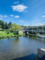 Charming Riverside Apartment with Parking - B&B