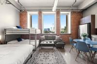 Stunning Downtown Apartment with Pool, Laundry, Parking - Chambres d’hôtes