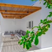 Alonso - Suite with Outdoor Hot Tub and Backyard View