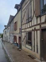 Sous murs, petite maison de ville au charme authentique - Ferienwohnung Auxerre