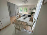 Stilvolles Apartment mit Balkon, Küche & Parkplatz - Waldstetten Zentrum - Ferienwohnung Waldstetten