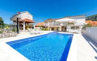 Holiday home Jelena with private pool - B&B Blato na Cetini