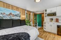 Pikes Peak Stone Cottage - Hot Tub & Game Room - B&B Cascade-Chipita Park