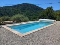 Detached villa with pool, Partial air-conditioning, set in a secure private garden, 800 metres from medieval village - B&B Claviers